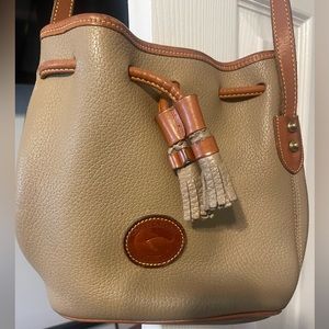 Vintage DOONEY & BOURKE taupe leather bucket drawstring bag